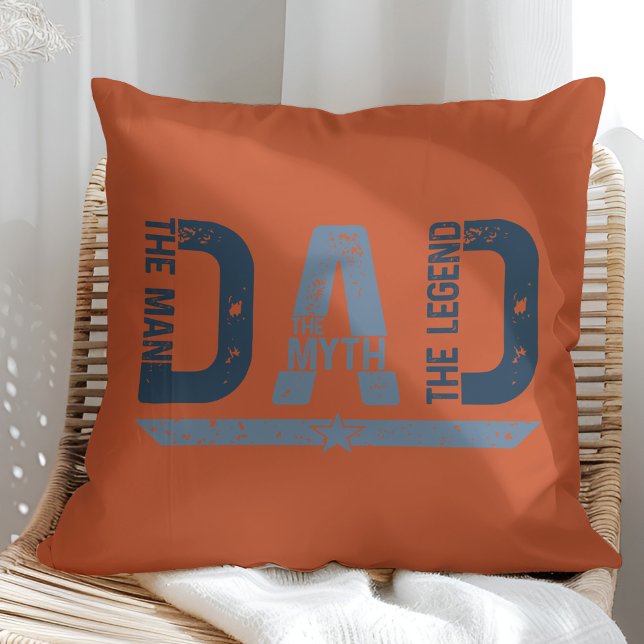 Almofada "PAI O Homem Mith Legend" Dia de os pais Presente ("DAD The Man Mith Legend" Father's Day Gift Throw Pillow in a sunny neutral rattan arm chair.)
