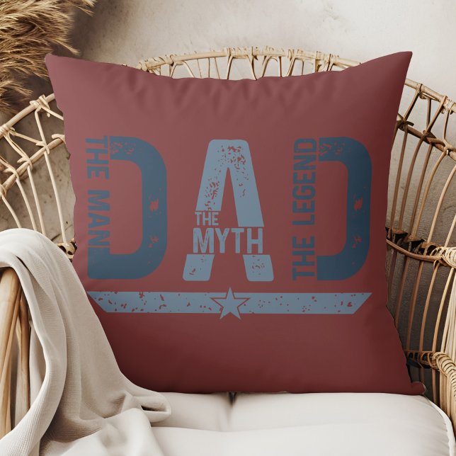 Almofada PAI O Homem O Mito O Dia de os pais Da Lenda (DAD The Man The Myth The Legend" Father's Day Throw Pillow in a boho rattan armchair)