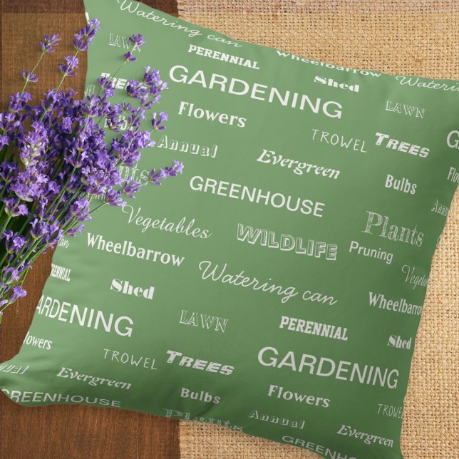 Almofada Palavras de jardinagem com padrão de jardim que co (An elegant throw pillow for garden lovers, patterned with gardening themed words, in green and white)