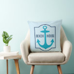 Almofada Palha de praia personalizada e âncora azul Marinho<br><div class="desc">Design de travesseiro de praia personalizado moderno e na moda apresenta um design de âncora de barco inspirado náutico em cores marinhos e azuis lacrimogêneas e texto personalizado que pode ser personalizado com a cidade e o estado de sua casa de praia. A cor azul do céu claro pode ser...</div>