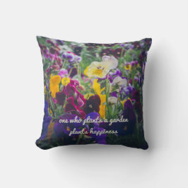 Almofada Pancas coloridas floridas no jardim rural