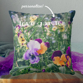 Almofada Pansias coloridas num jardim de verão