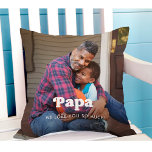 Almofada Papá | Sobreposição de texto boho com duas fotos<br><div class="desc">Este travesseiro simples e na moda para seu pai ou avô apresenta duas fotos pessoais de sua família, juntamente com a palavra "Papa" em boho branco, tipografia moderna e um local para adicionar seus nomes e o ano atrás. O texto apresentado diz "nós te amamos tanto", mas você pode mudar...</div>