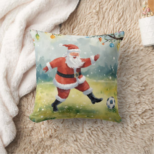 Almofada Papai Noel jogando futebol no campo de Natal