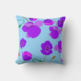 Almofada Papaver Poppy Lilac sobre fundo azul pálido
