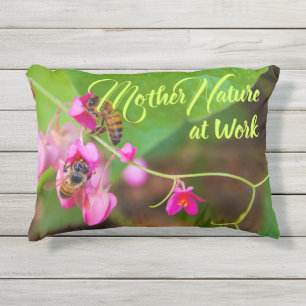 Almofada Para Ambientes Externos Abelhas Em Flores De Vinha Coral Fotografia