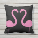 Almofada Para Ambientes Externos Beijando os flamingos cor-de-rosa & o travesseiro<br><div class="desc">Este coxim exterior cor-de-rosa & preto bonito é decorado com os dois flamingos cor-de-rosa na silhueta de um coração, para beijar aproximadamente, fazendo lhe um grande acessório da casa de praia, da casa da piscina, da casa de campo, da plataforma, do pátio ou da piscina. Este travesseiro coordena perfeitamente com...</div>