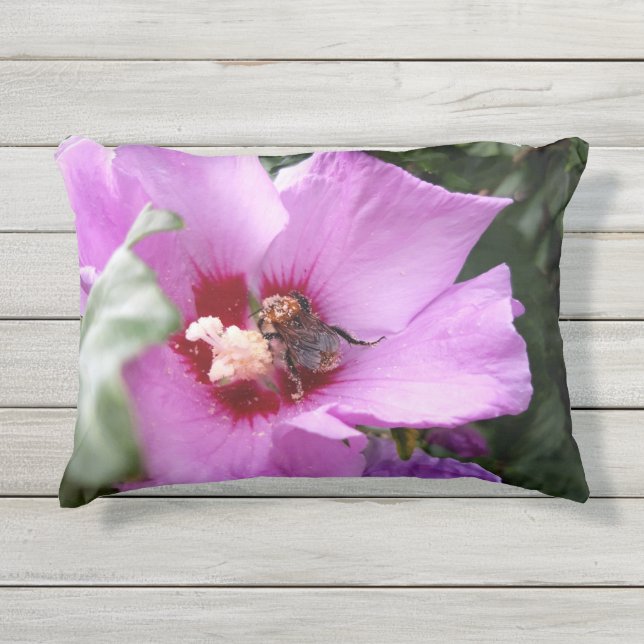 Almofada Para Ambientes Externos Bumblebee na Flor de Hibiscus (Frente)