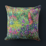 Almofada Para Ambientes Externos Iris Garden no Giverny Claude Monet Fine Art<br><div class="desc">O Jardim Íris de Giverny foi pintado pelo pintor francês Impressionismo,  Claude Monet,  em 1900,  mostrando sua casa ao fundo e seu lindo jardim da íris.</div>