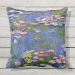 Almofada Para Ambientes Externos Lírios d'água 1916 Claude Monet Fine Art<br><div class="desc">Water Lily é uma das muitas pinturas de flores de lírio-d'água do artista francês Impressionismo,  Claude Monet,  pintando a luz,  a cor e as reflexões da natureza na água do lago entre as almofadas de lírios.</div>