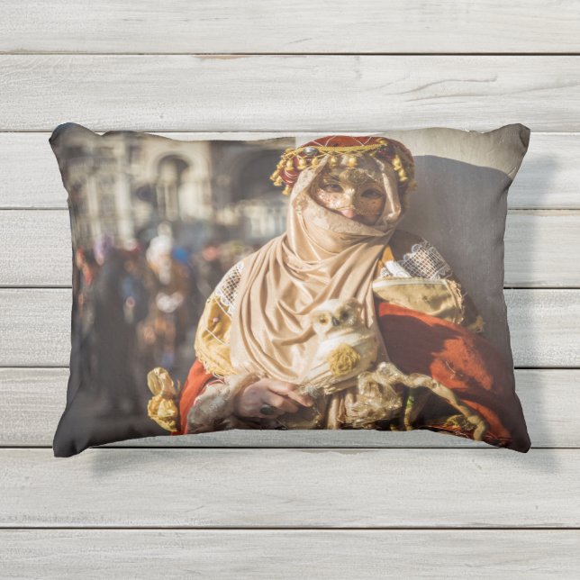 Almofada Para Ambientes Externos Máscara de carnaval do Oriente Médio em Veneza (Frente)