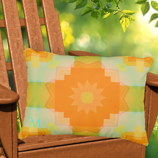Almofada Para Ambientes Externos Monograma — Padrão de Verão Sunny Travesseiro ao a (Pillow featuring a modern geometric pattern in warm sunny orange, yellow and fresh green)