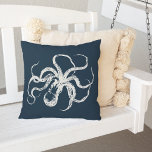 Almofada Para Ambientes Externos Octopus marinho Azul<br><div class="desc">Adicione o estilo náutico vintage à sua área de pátio,  barco ou piscina com o nosso travesseiro decorativo exterior em azul marinho rico,  apresentando uma ilustração de polvo estilo gravado em branco e branco.</div>