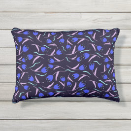 Almofada Para Ambientes Externos Padrão Floral de Primavera em Fundo Azul Escuro