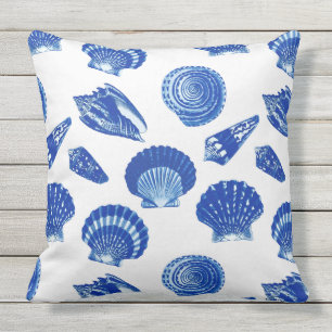 Almofada Para Ambientes Externos Seashells - azuis marinhos em um fundo branco
