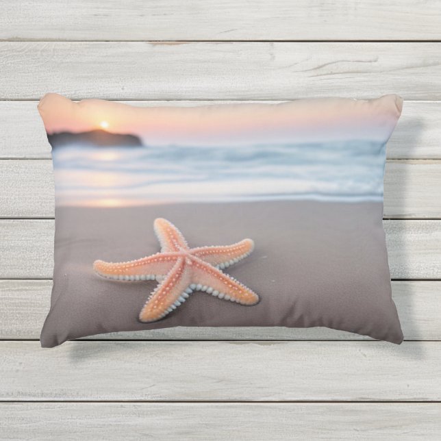 Almofada Para Ambientes Externos Starfish Mentindo em uma praia (Frente)