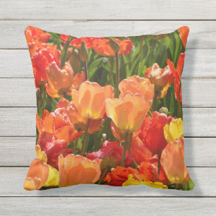 Almofada Para Ambientes Externos throwpillow exterior das tulipas alaranjadas e