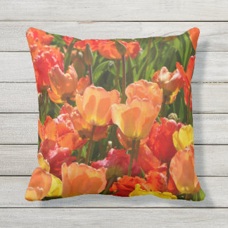 Almofada Para Ambientes Externos throwpillow exterior das tulipas alaranjadas e