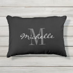 Almofada Para Ambientes Externos travesseiro de ênfase exterior do monograma preto<br><div class="desc">travesseiro de ênfase ao ar livre de monograma preto e branco. design de monograma elegante com tipografia de na moda e letras iniciais de nome. Bonita ideia de presente para homens, mulheres e crianças. Almoço de decoração para sofá, sofá ou cama. Acessórios de jardim para quintal, pátio ou terraço. design...</div>