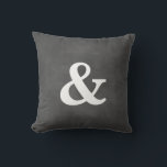 Almofada Para Ambientes Externos Travesseiro exterior Ampersand Chalkboard<br><div class="desc">Um grande e branco acentua esta almofada ao ar livre em um fundo do quadro,  fazer-a como uma adição perfeita ao Sr. e Sra. travesseiros coordenadores para uma mesa de doçura ao ar livre ou o pátio ou baralho de recém-casados.</div>