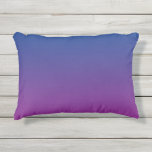 Almofada Para Ambientes Externos Travesseiro exterior azul escuro e roxo de Ombre<br><div class="desc">Travesseiro exterior azul escuro e roxo do acento de Ombre</div>