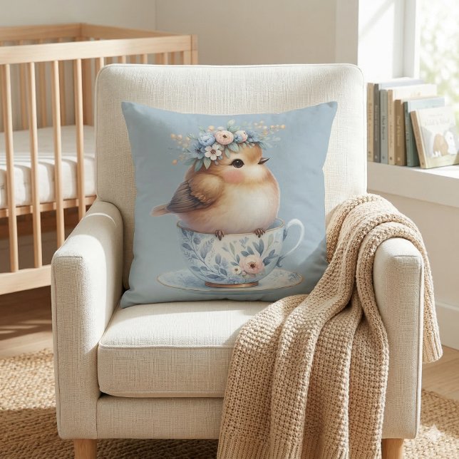 Almofada Pássaro Azul Cugado com Coroa Floral em Teacup (Cute Blue Bird with Floral Crown in Teacup Throw Pillow Mockup A)