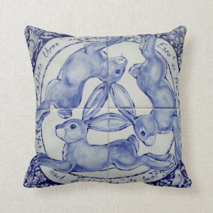 Almofada Pássaro do Coelho Azul e Branco com Três Hares