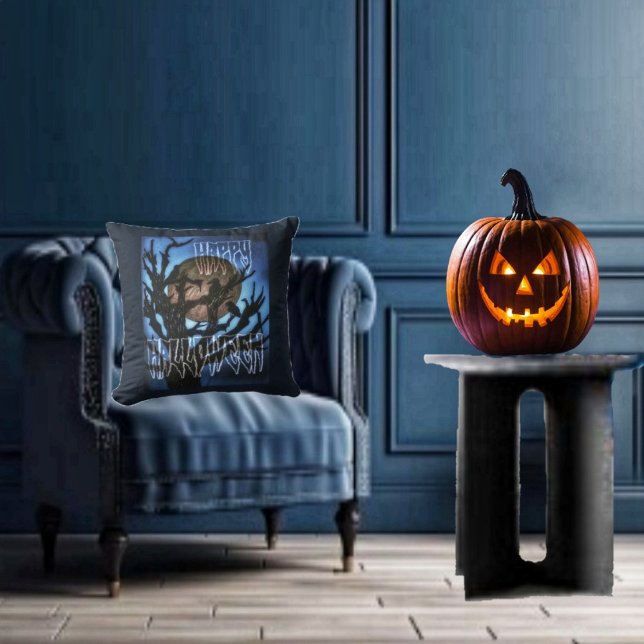 Almofada Pássaros Noturnos Em Observação (Creep up your Halloween decor, with this Night Birds On Watch Throw Pillow!)