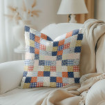 Almofada Patches Vermelho e Azul<br><div class="desc">Junte-se a este travesseiro decorativo de retalhos vermelho e azul inspirado na safra.</div>