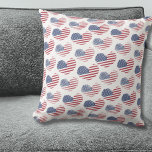 Almofada Patriótico Azul Branco da bandeira americana<br><div class="desc">Travesseiro decorativo de Padrão de Coração Russo da Bandeira Patriótica Americana Bonita! Apresenta um padrão de corações rústicos ou angustiados com a bandeira americana para compor uma divertida imagem vermelha, branca e azul! Perfeito para 4 de julho, Dia Memorial, Dia dos Veteranos e muito mais! Ou se você quer mostrar...</div>