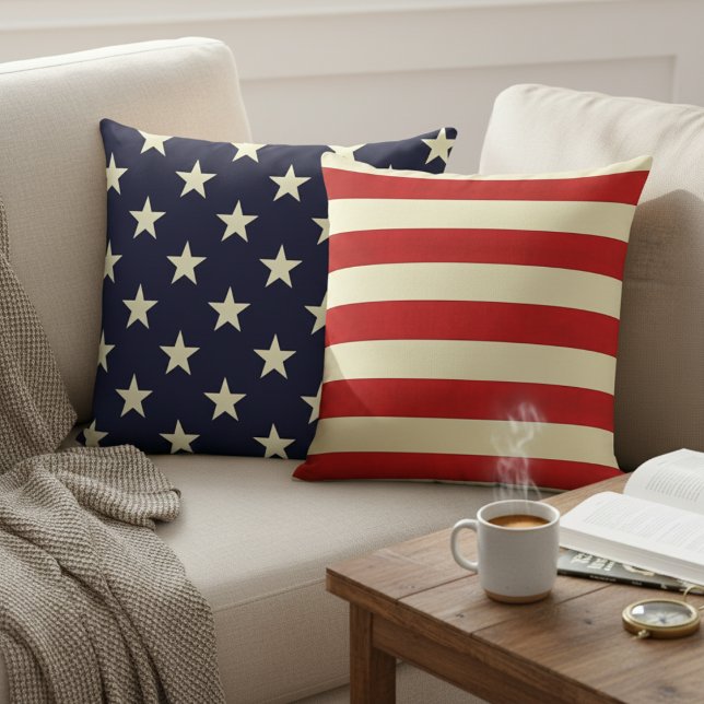 Almofada Patriotismo versátil: estrelas e riscas reversívei (Versatile Patriotism: Stars & Stripes Reversible Throw Pillow)