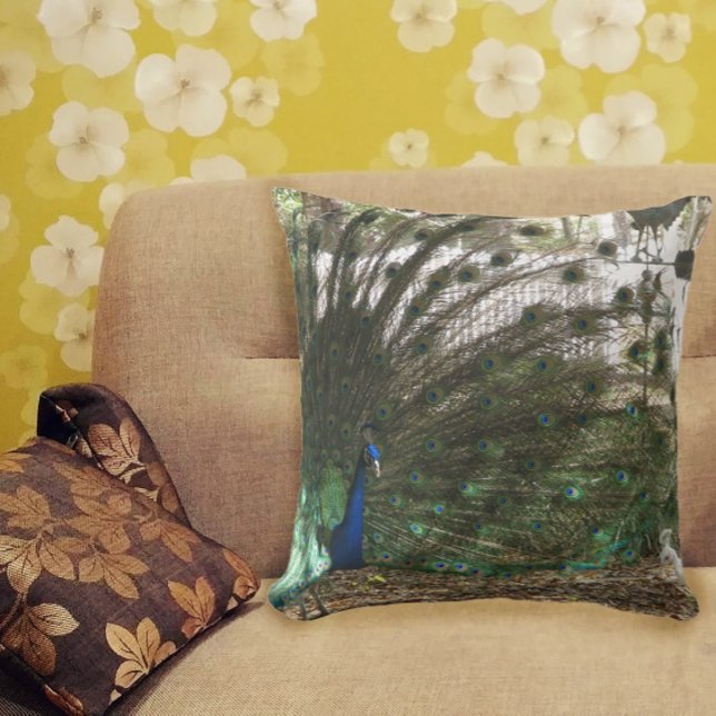 Almofada Peacock Bird Plumage e Albino Peahen Fotografia (A throw pillow with a photograph of a peacock bird and an albino peahen.)