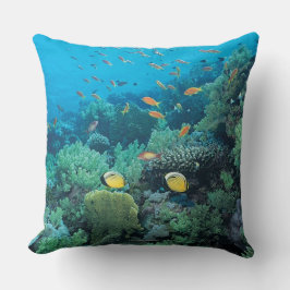 Almofada Peixes tropicais que nadam sobre o recife