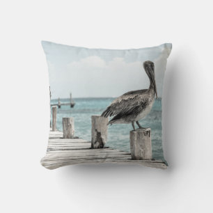 Almofada Pelicanos bonitos de Brown e água azul