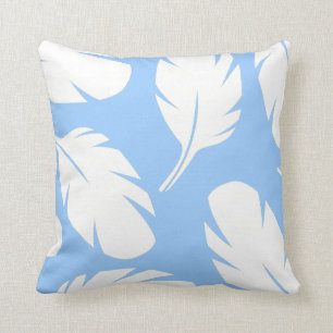 Almofada Penas brancas na luz - travesseiro decorativo azul