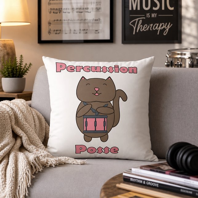 Almofada Percussion Posse - Gato Baterista Fofo (A throw pillow with a cute cat playing the drums and the text percussion posse.)