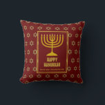 Almofada Personalizado | FELIZ HANUKKAH | Menorah | RED<br><div class="desc">travesseiro festivo na moda com estrela dourada falsa de David em um padrão sutil de fundo e grande menorah dourada no centro. O texto do marcador de posição é personalizável para que você possa alterar HAPPY HANUKKAH para uma saudação de sua própria escolha (texto de tamanho semelhante) ou em seu...</div>