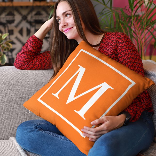 Almofada Personalizar monograma em laranja brilhante (Customize monogram on bright orange throw pillow)