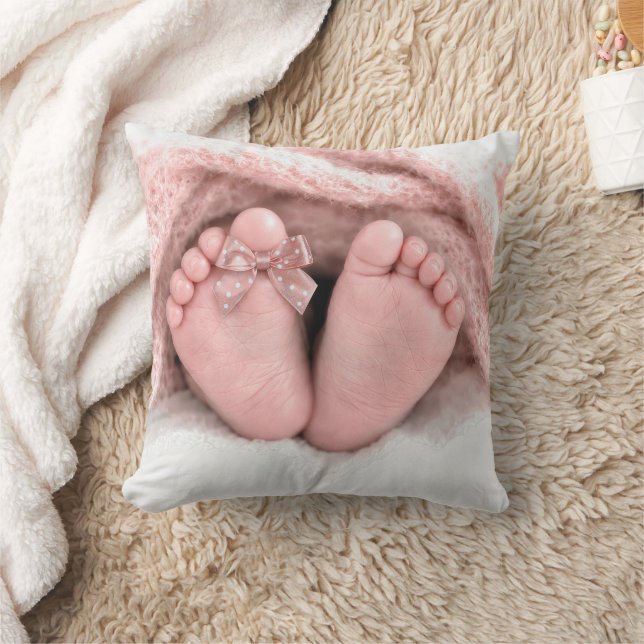 Almofada Pés de Bebê Menina com um Laço de Bolinhas (Cobertor)