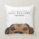 Almofada Pessoas de Boas-vindas da Família Tolerada<br><div class="desc">Travesseiro decorativo bonito para amantes de cachorros apresentando um close up da face de um filhote fofo e a mensagem: Boas-vindas aos cães - pessoas toleradas impressas em tinta de cinza de carvão. Adicione o nome da sua família no topo. Este travesseiro decorativo da família de cães apresenta uma cinza...</div>