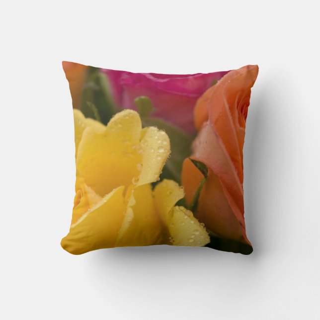 Almofada Pingos de chuva em rosas amarelos alaranjado e (Frente)