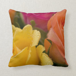 Almofada Pingos de chuva em rosas amarelos alaranjado e