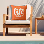 Almofada Piscina Life Orange<br><div class="desc">Faça uma declaração para a sua casa ou dê como presente divertido, este travesseiro laranja ao ar livre apresenta o seu nome familiar, ano estabelecido, e "as praias do cuz da vida Piscina são salgadas" em letra chic. Altere a cor com as ferramentas Zazzle Edit. CORRESPONDENTE a itens na nossa...</div>