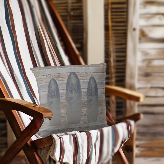 Almofada Placa Surftwood de Praia Semeada (Weathered Beach Driftwood Surfboard Throw Pillow)