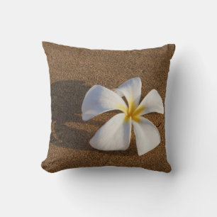 Almofada Plumeria em praia arenosa, Maui, Havaí, EUA
