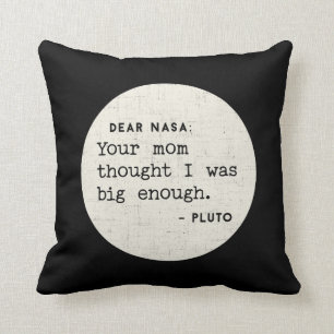 Almofada Pluto ERA grande bastante. Humor cósmico