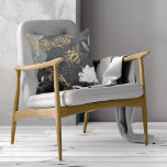 Almofada Poda De Mel Rustic Vintage & Rosas Florais<br><div class="desc">Projetamos esta linda abelha e travesseiro decorativo floral de dissociação. Nosso design apresenta nosso estilo de esboço antigo desenhado à mão como abelhas melosas, assim como nossa coroa ouro desenhada à mão, rosas pretos e flores brancas. São acrescentados acentos de elementos de folha de ouro falsa e de pintura para...</div>