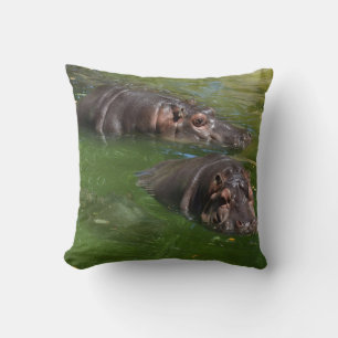 Almofada **"Pondside Play: Dois Hippos Nadando Juntos"**