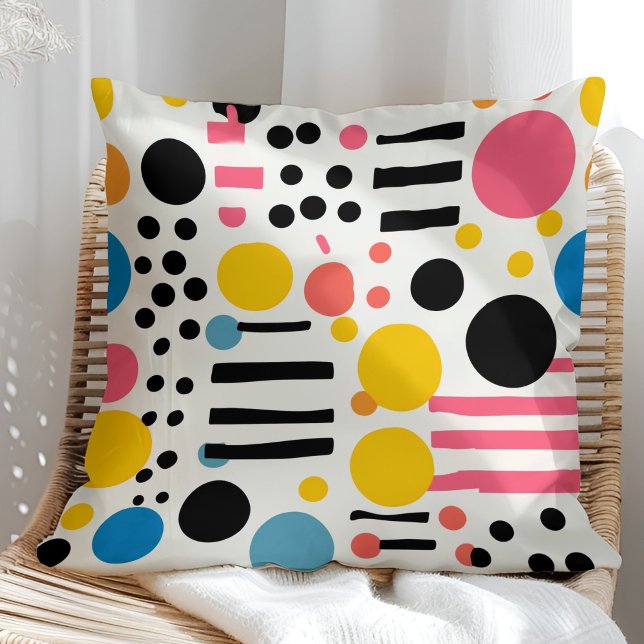 Almofada Pontos e linhas coloridos retroreléticos (Retro Eclectic Colorful Dots and Lines Throw Pillow in a sunny rattan armchair)