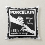 Almofada porcelana tradicional do 18º aniversário de casame<br><div class="desc">Se quiser ajuda para personalizar este design, use o botão Perguntar a este designer, logo abaixo deste texto. Uma design romântica para um casal casado 18 anos de aniversário de casamento. A ilustração de um homem e de uma esposa de mãos dadas, o texto lê porcelana, que é o presente...</div>